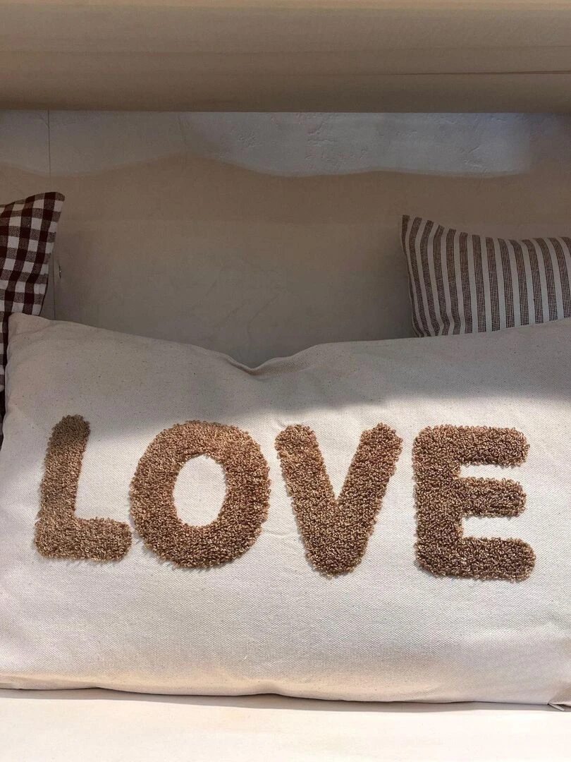 Coussin en  bouclette Love   Beige