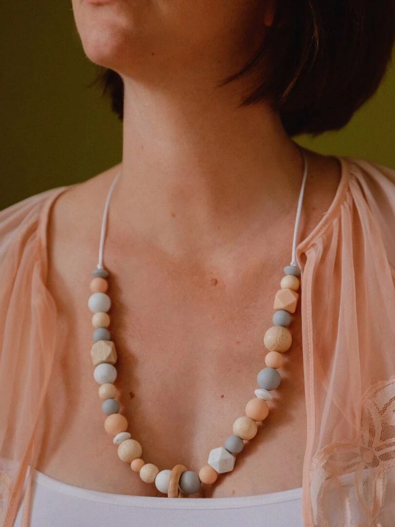 Collier d'allaitement ou de portage silicone et bois 'Pti boudoir' Rose pâle