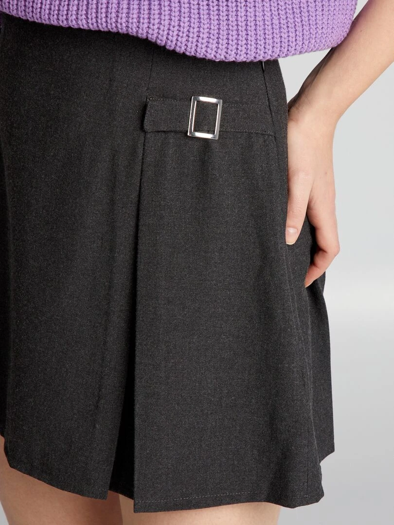 Jupe courte plissée avec boucles   Gris