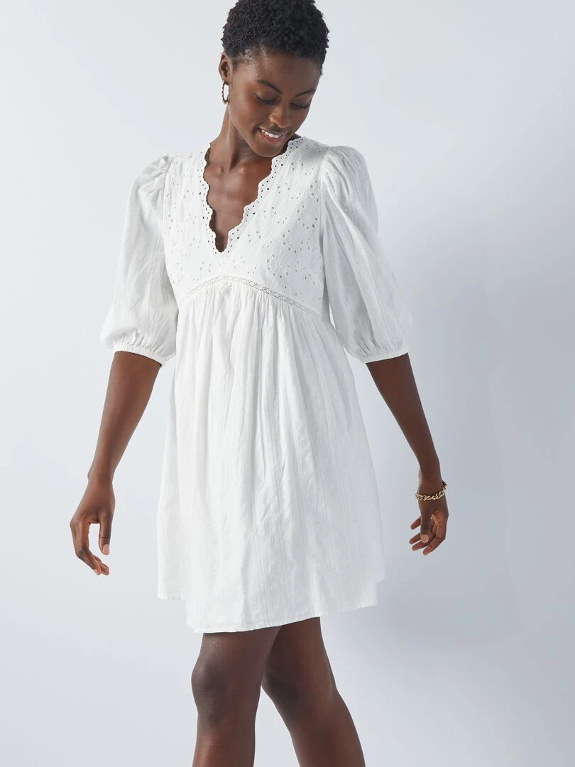 Robe courte à broderies anglaises   Blanc