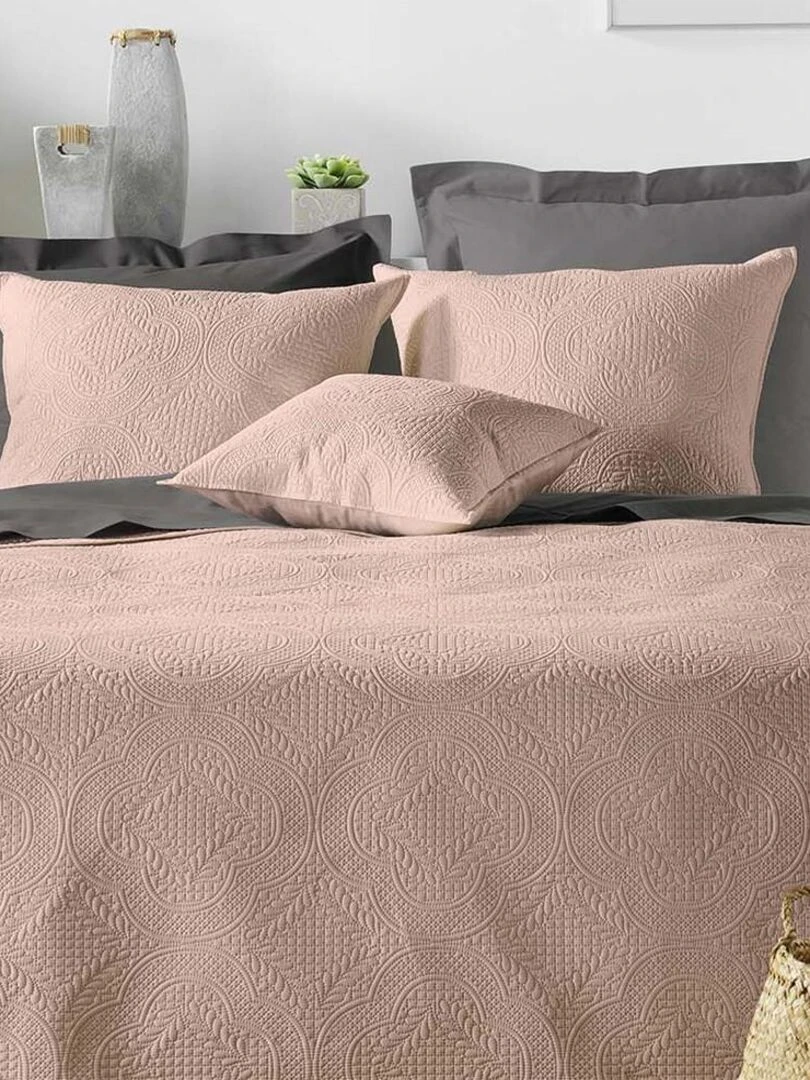 Couvre lit 2 personnes matelassé microfibre unie Romane rose Rose