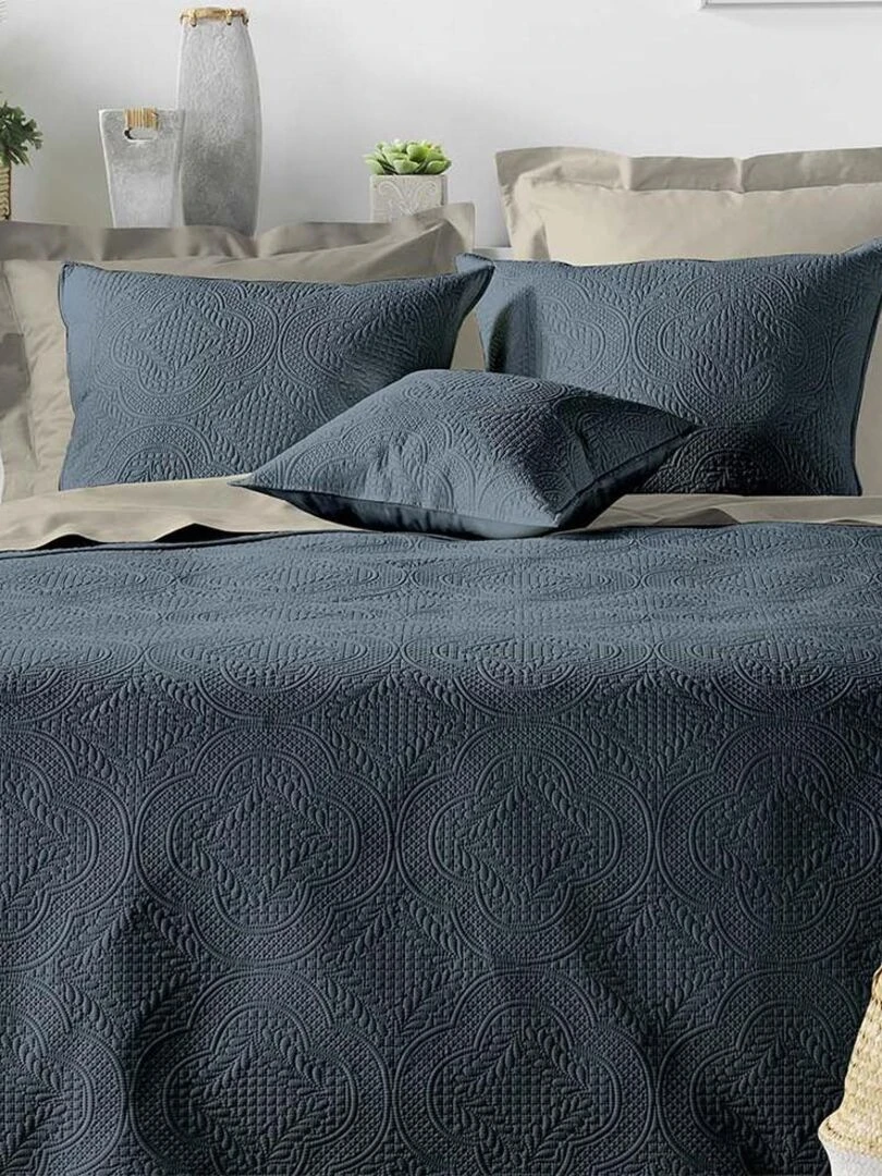 Couvre lit 2 personnes matelassé microfibre unie Romane bleu Bleu
