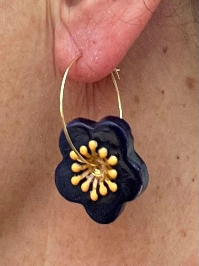 Boucles d'oreilles créoles fleur bleue en céramique Modèle unique artisanal Bleu