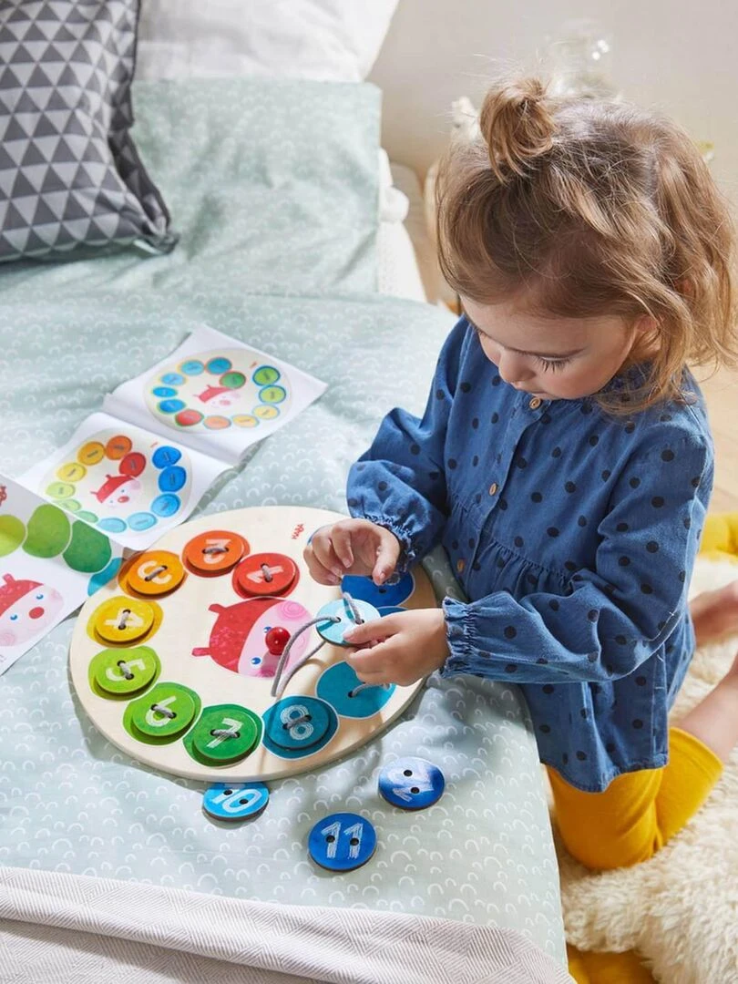 Jeu de laçage Chenille arc en ciel   N/A