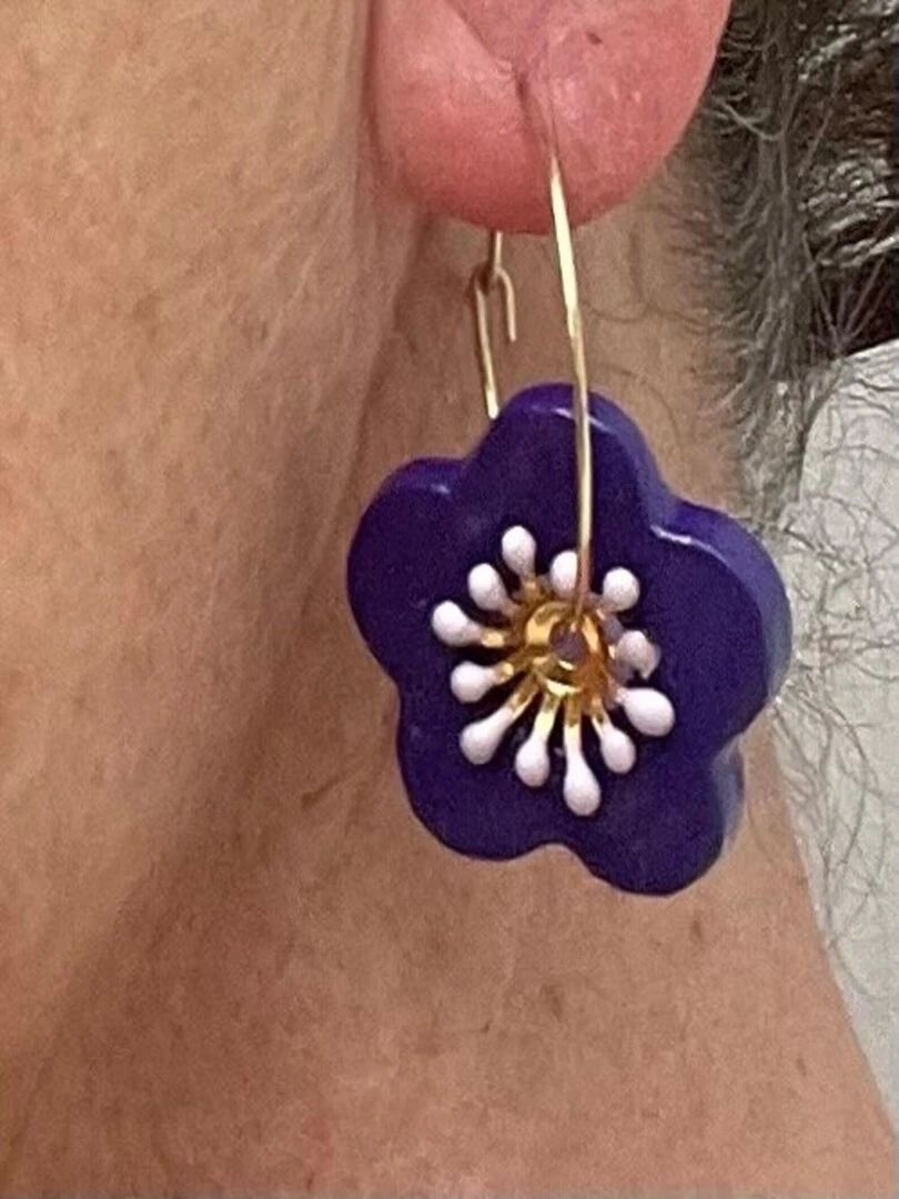 Boucles d'oreilles créoles fleur violette en céramique Modèle unique artisanal Violet