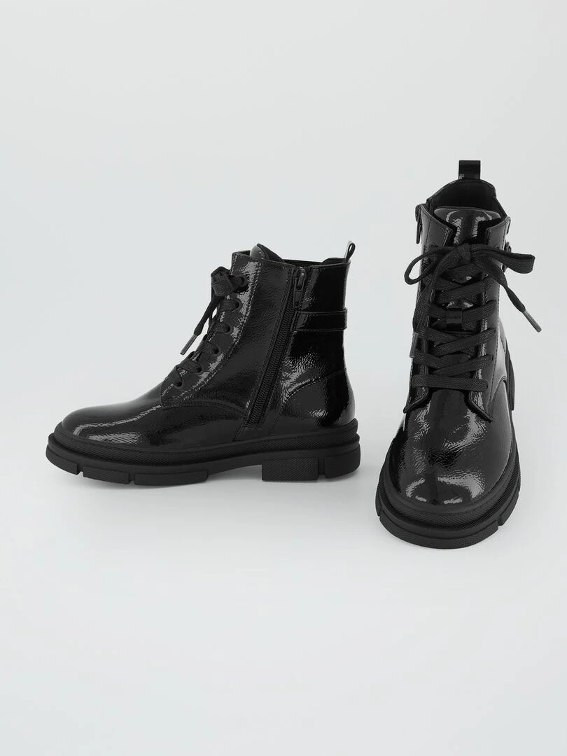 Boots à lacets et semelles crantées   noir