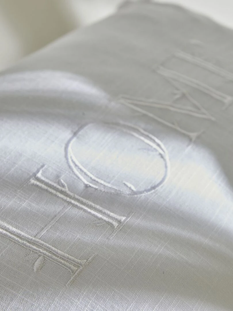 Coussin brodé   blanc