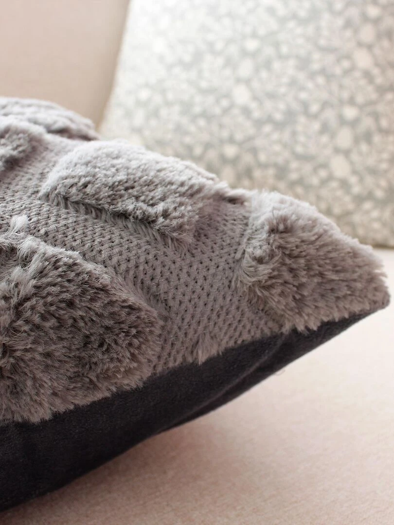 Coussin en relief et imitation fourrure Gris clair