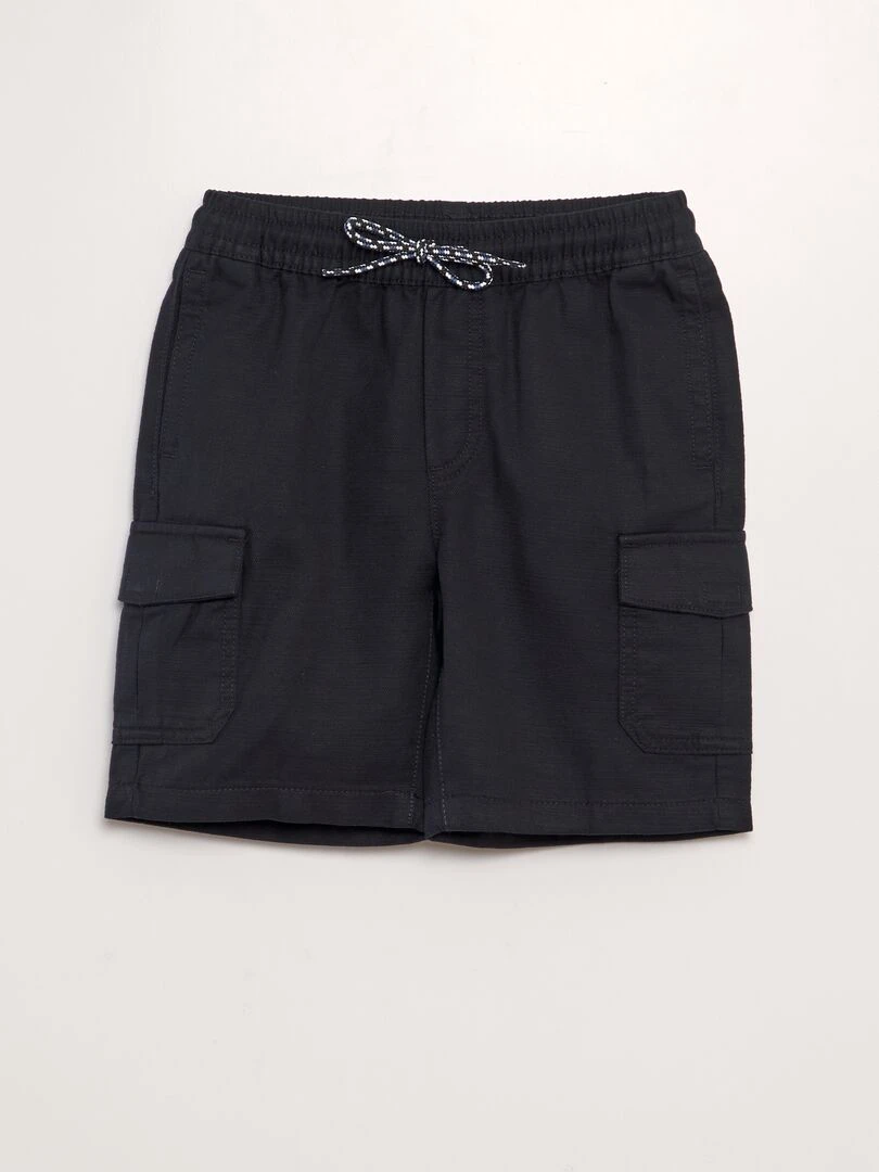 Short avec poches sur les côtés noir