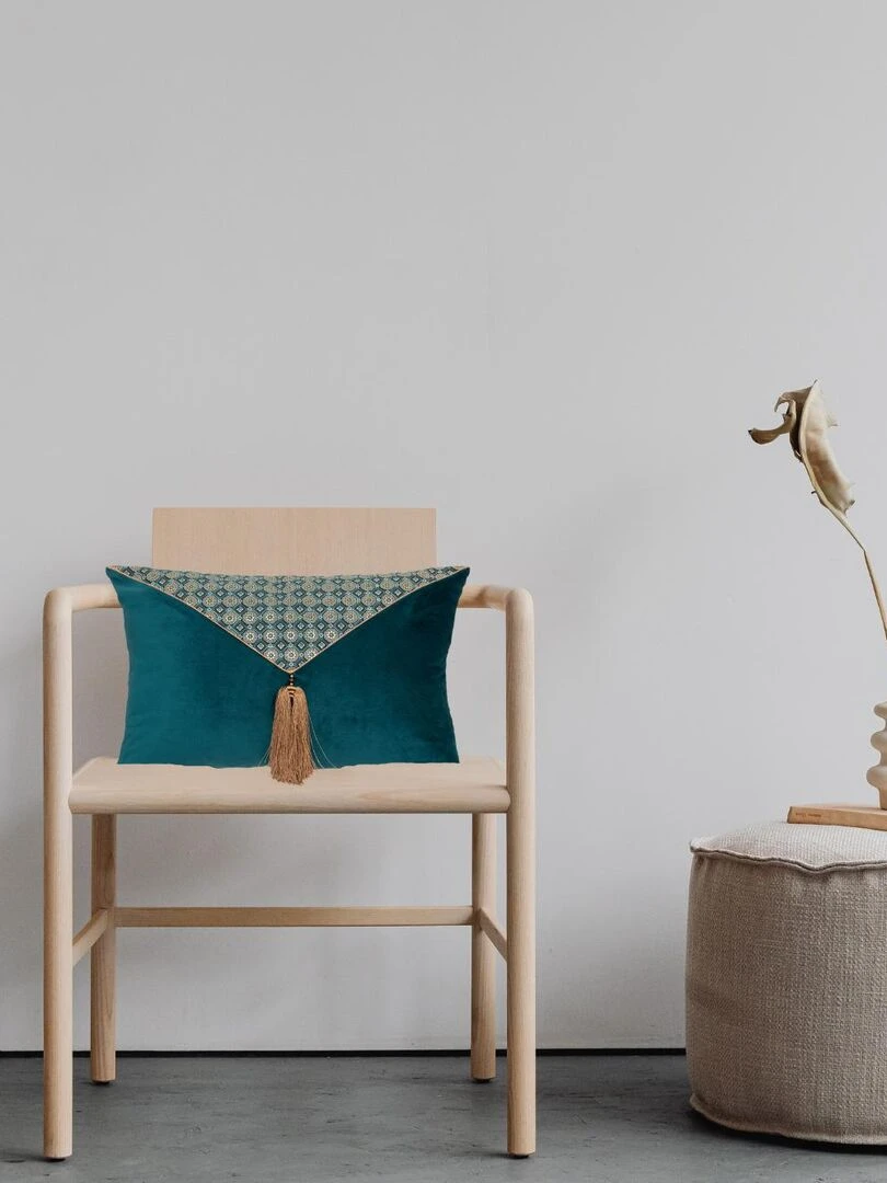 Coussin en velours à pompons   Bleu roi