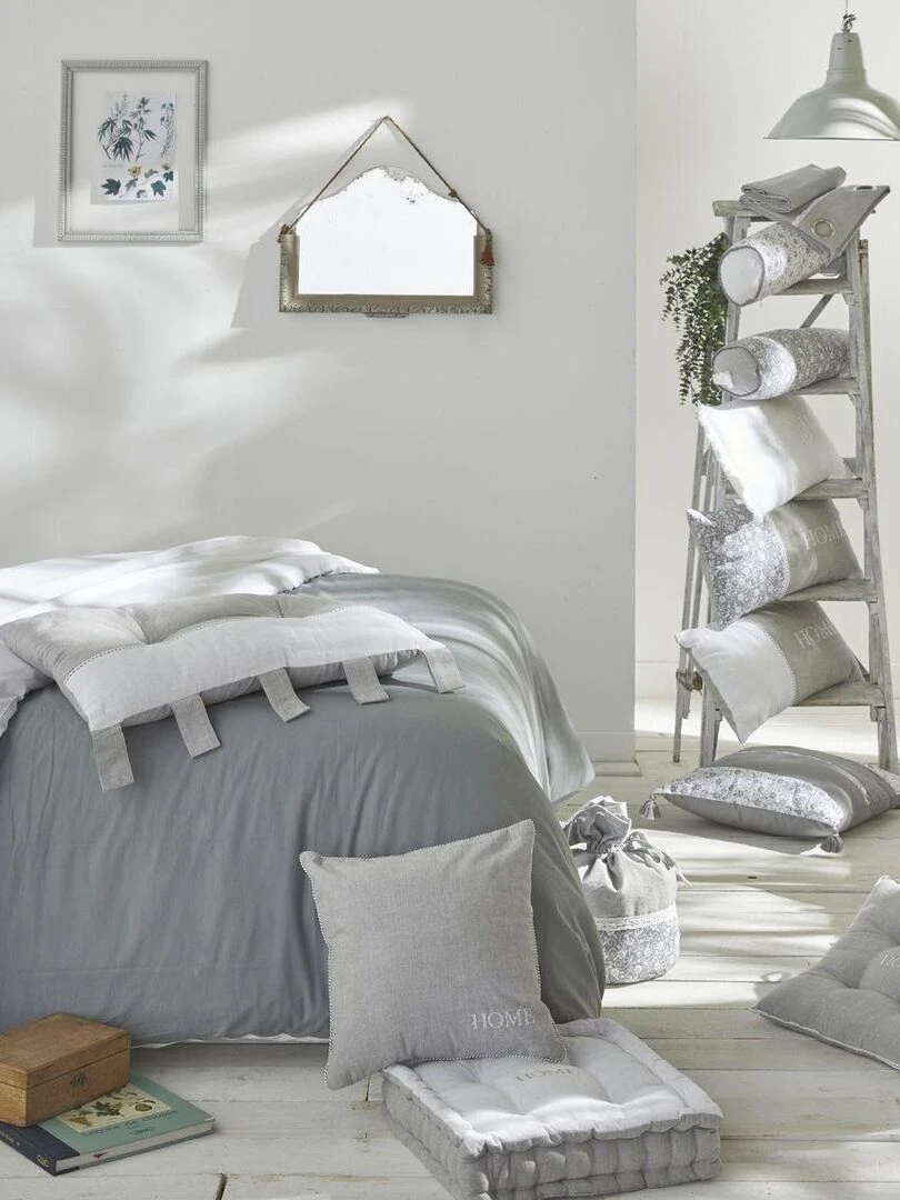 Coussin polochon déhoussable pompons 'CHARME' 'TODAY'   Gris