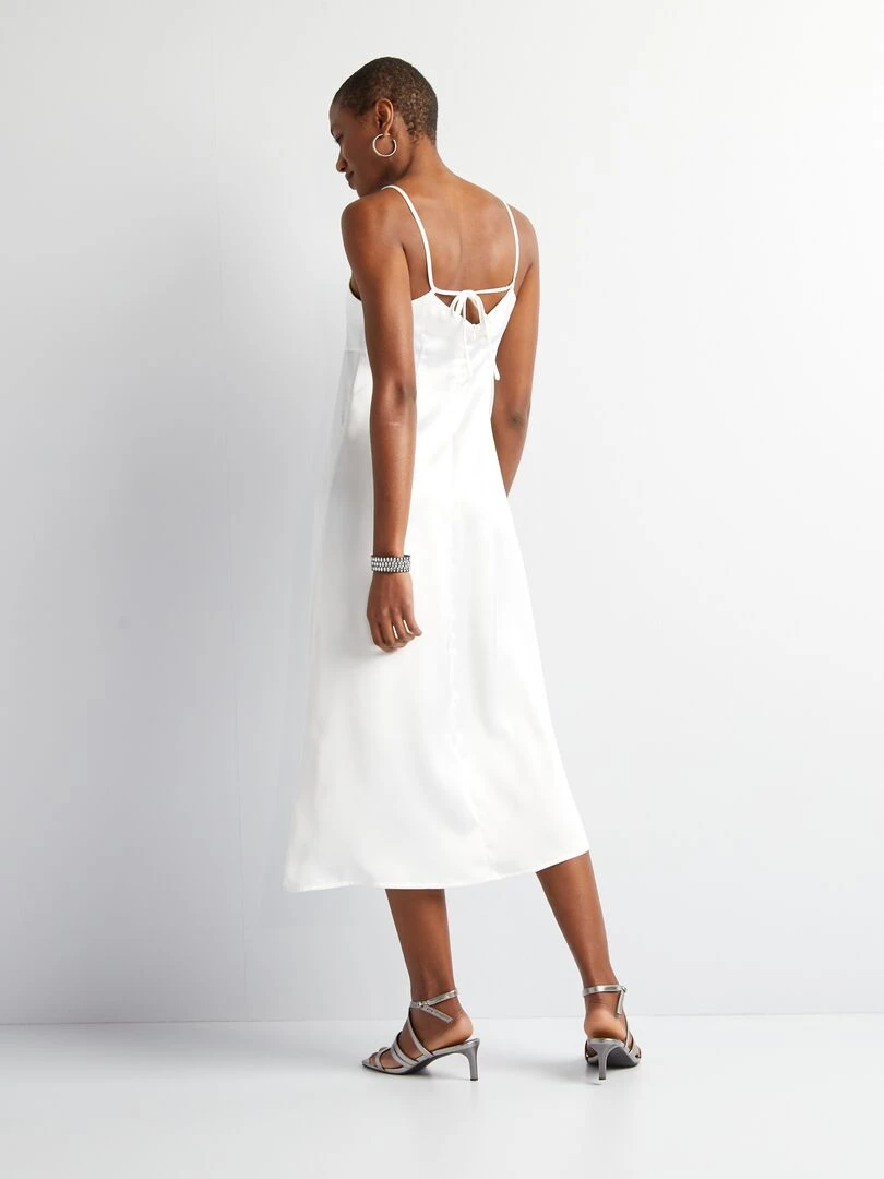 Robe en satin avec ouverture boutonnée   blanc