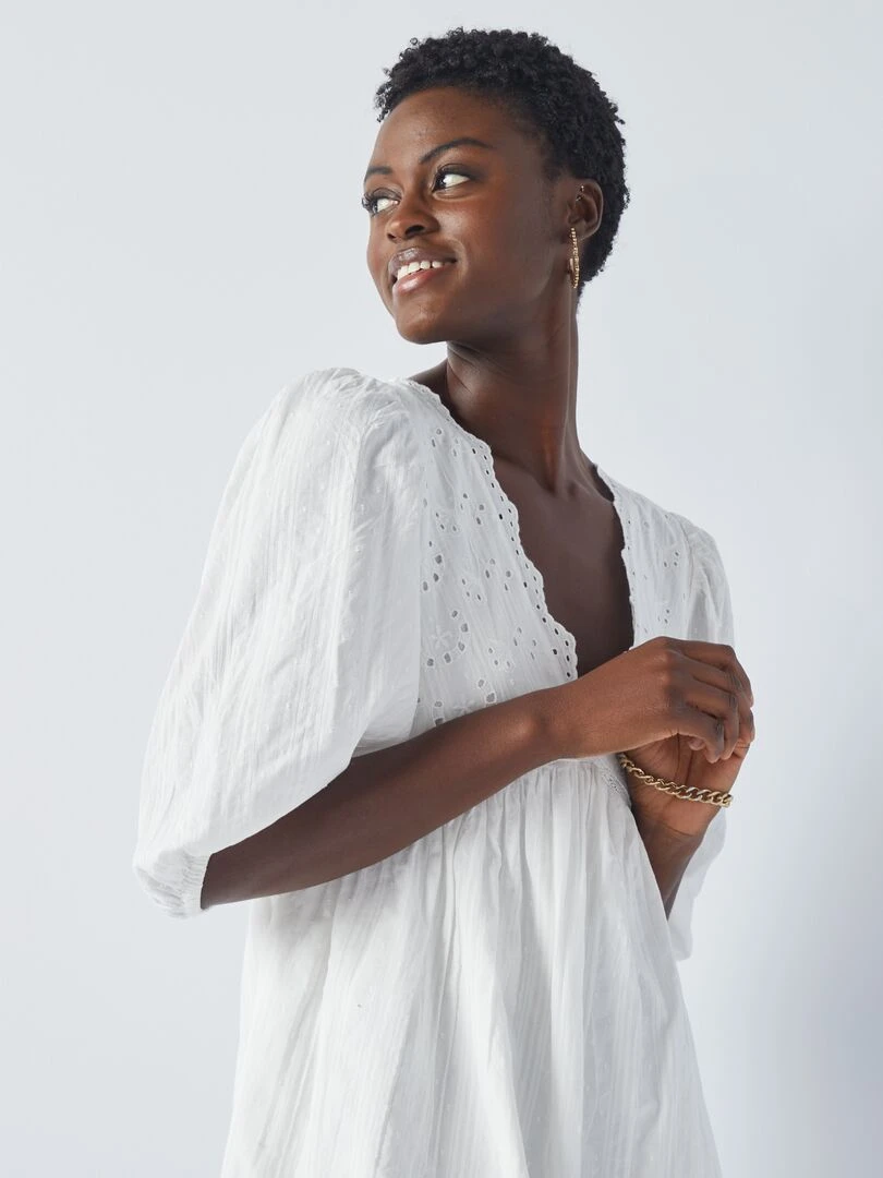 Robe courte à broderies anglaises   Blanc