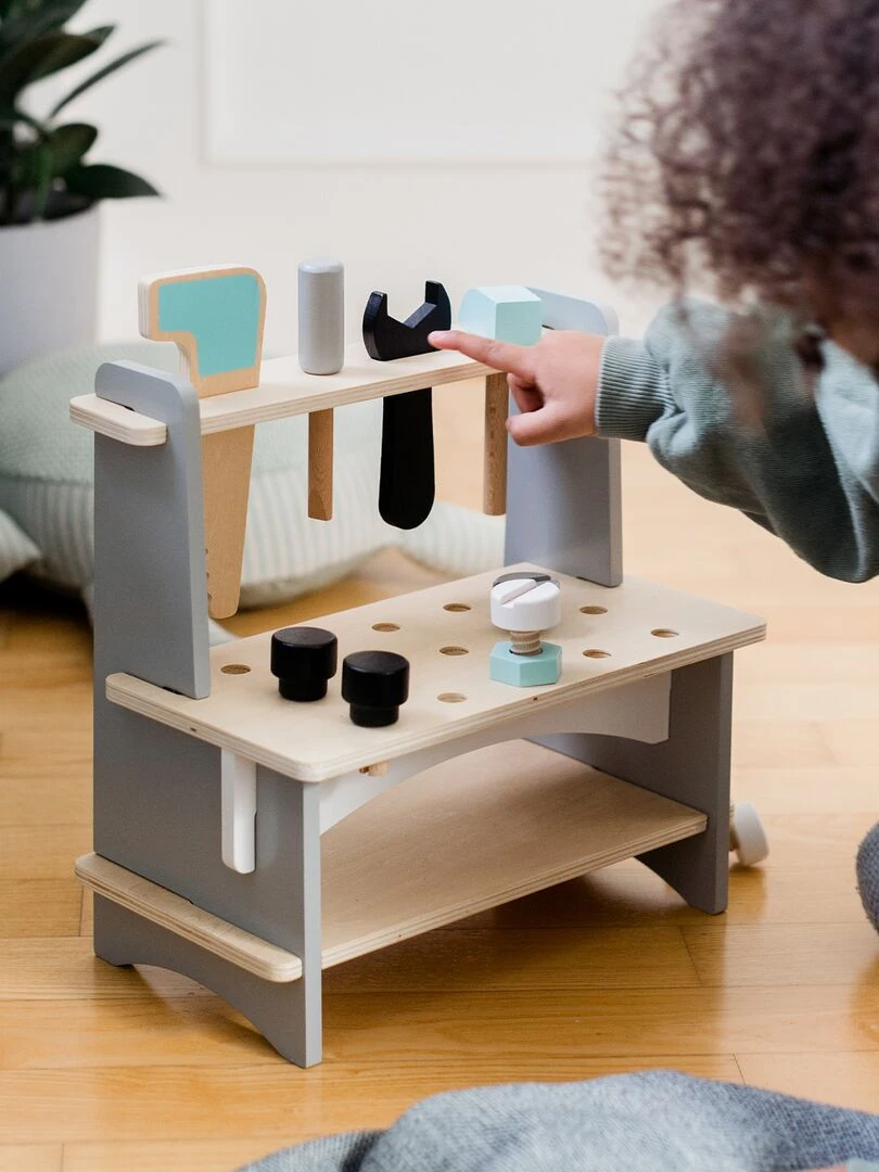 Établi de bricolage avec outils en bois   N/A