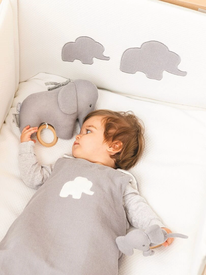 Peluche musicale à suspendre en tricot Tembo l'éléphant (21 cm)   Gris