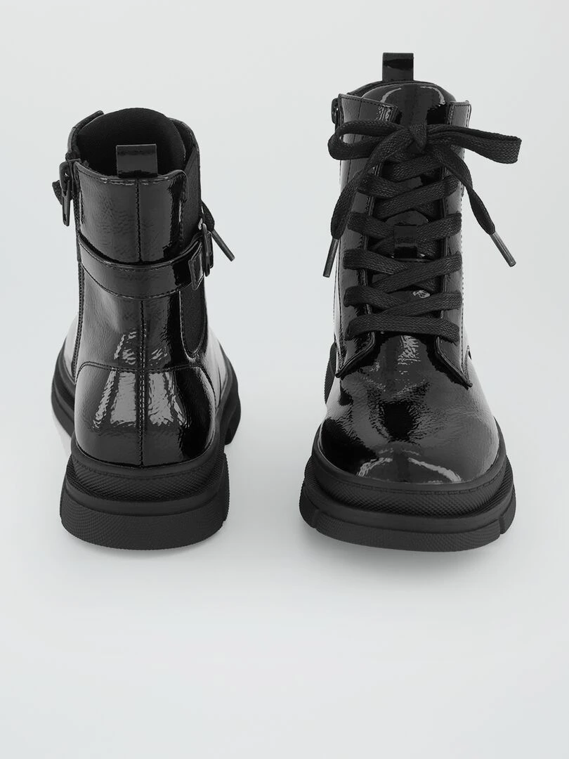 Boots à lacets et semelles crantées   noir