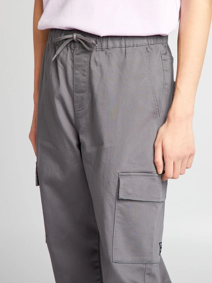 Pantalon avec poches sur les côtés   Gris