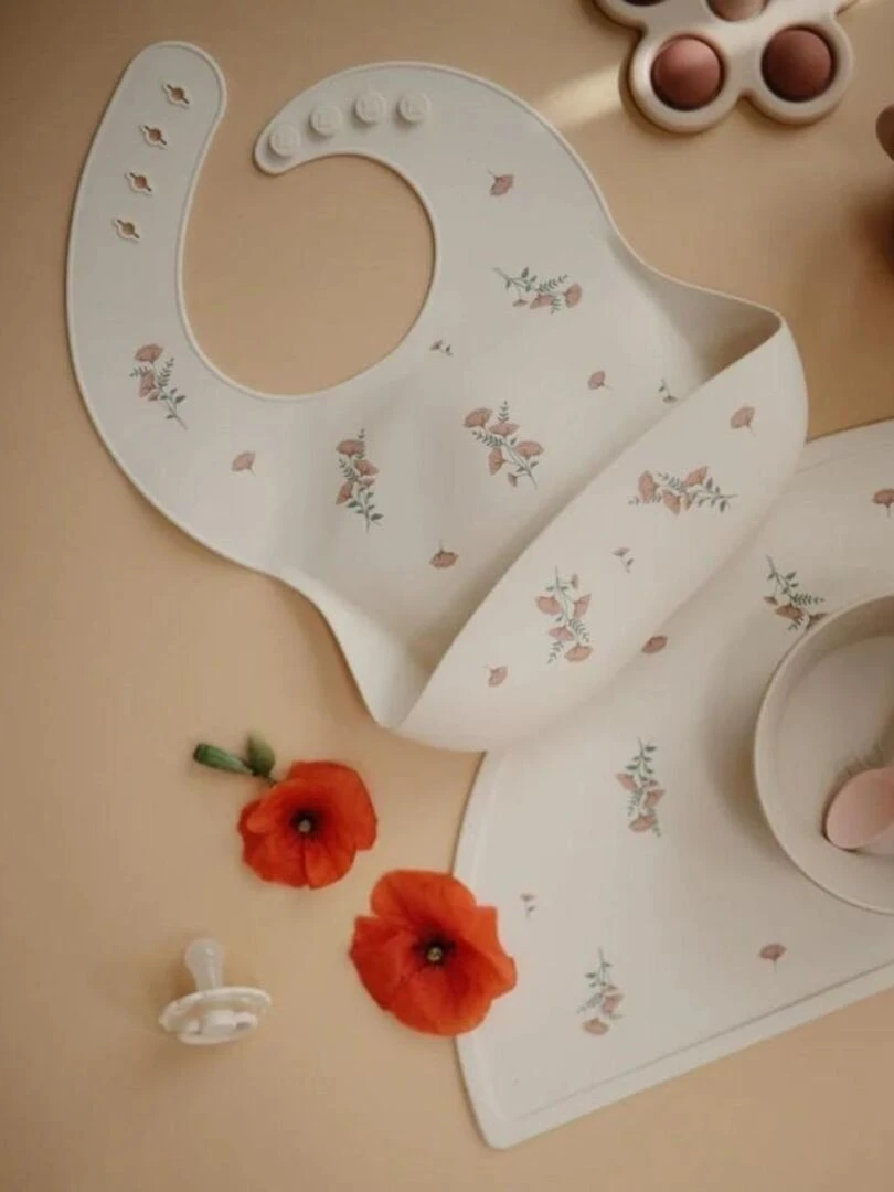 Bavoir silicone Mushie Fleurs roses Mushie Rose