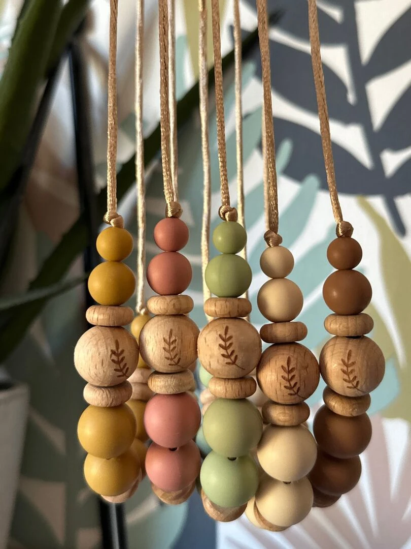 Collier d'allaitement ou de portage silicone et bois 'Laurier' Vieux rose