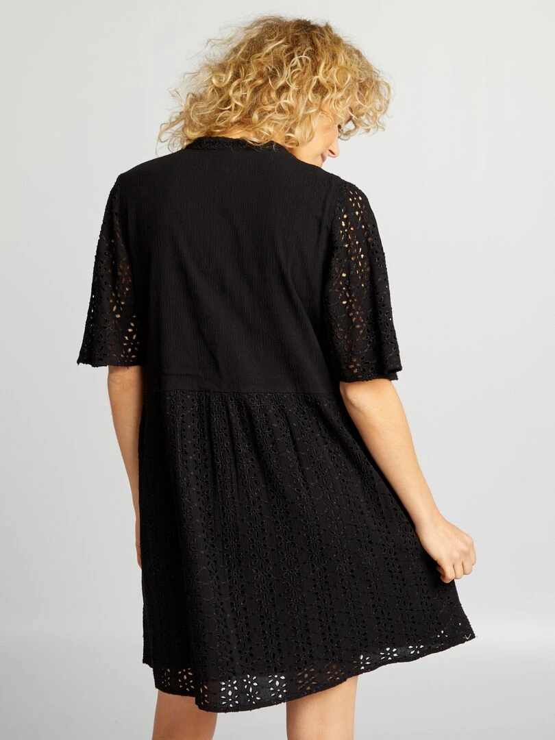 Robe courte cintrée en broderie anglaise   noir