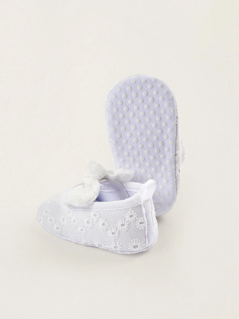 Ballerines avec Nœuds et Broderie Anglaise pour Nouveau Né  ATLANTIC COMPANY   Blanc