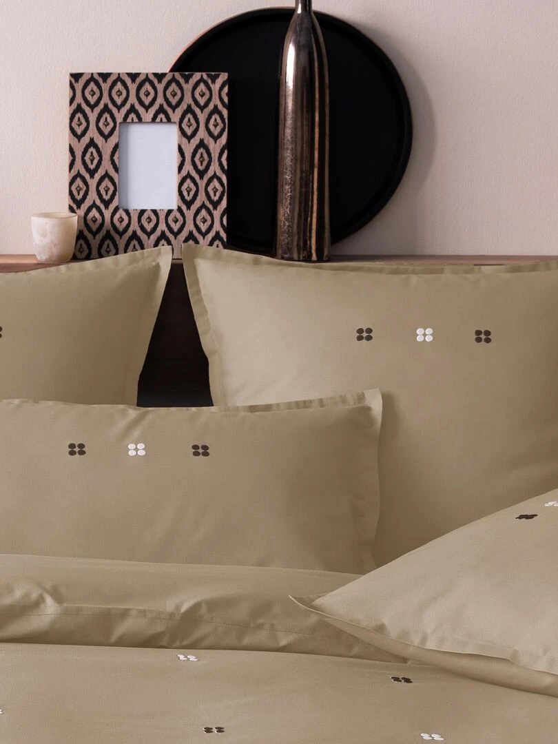 Set de 2 taies d’oreiller brodées en percale de coton BIO DRAGEES DELICES Taupe