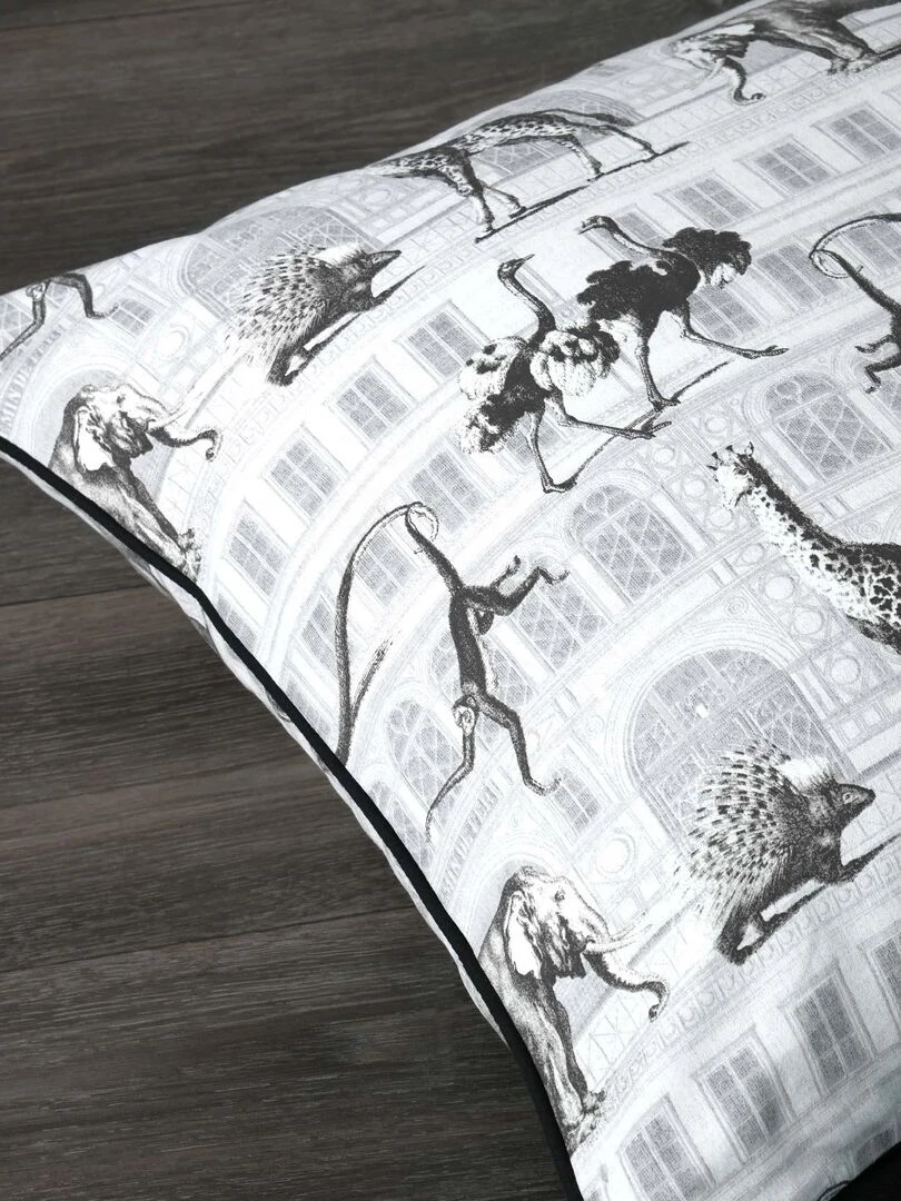 Coussin passepoilé au style décalé Gris clair