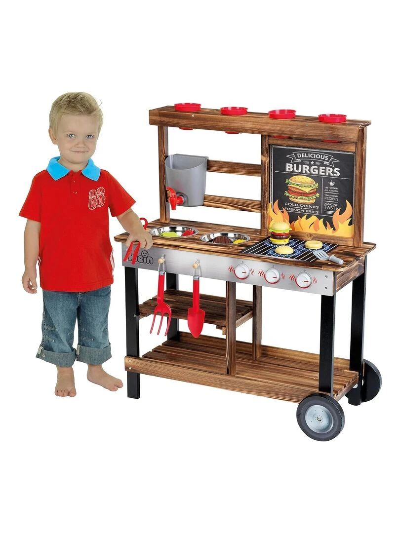 Cuisine d'été avec barbecue en bois   N/A