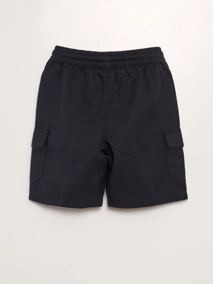 Short avec poches sur les côtés noir
