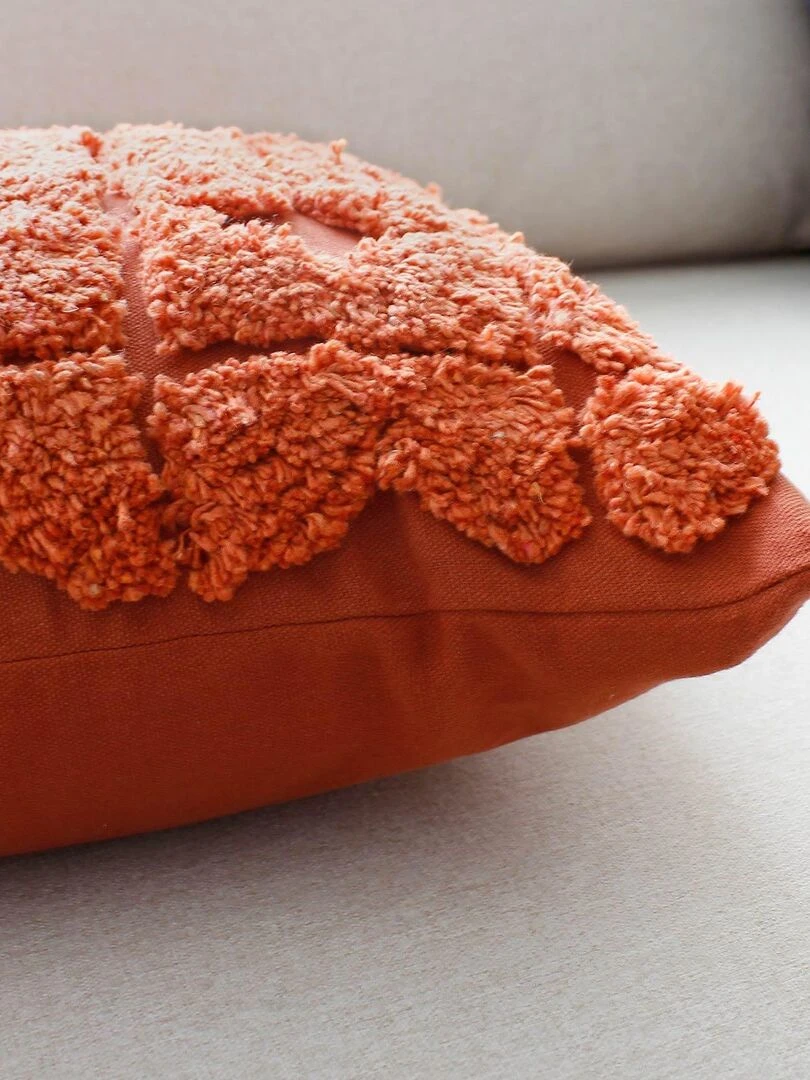 Coussin déhoussable aux broderies    Effet laine   Rouge brique