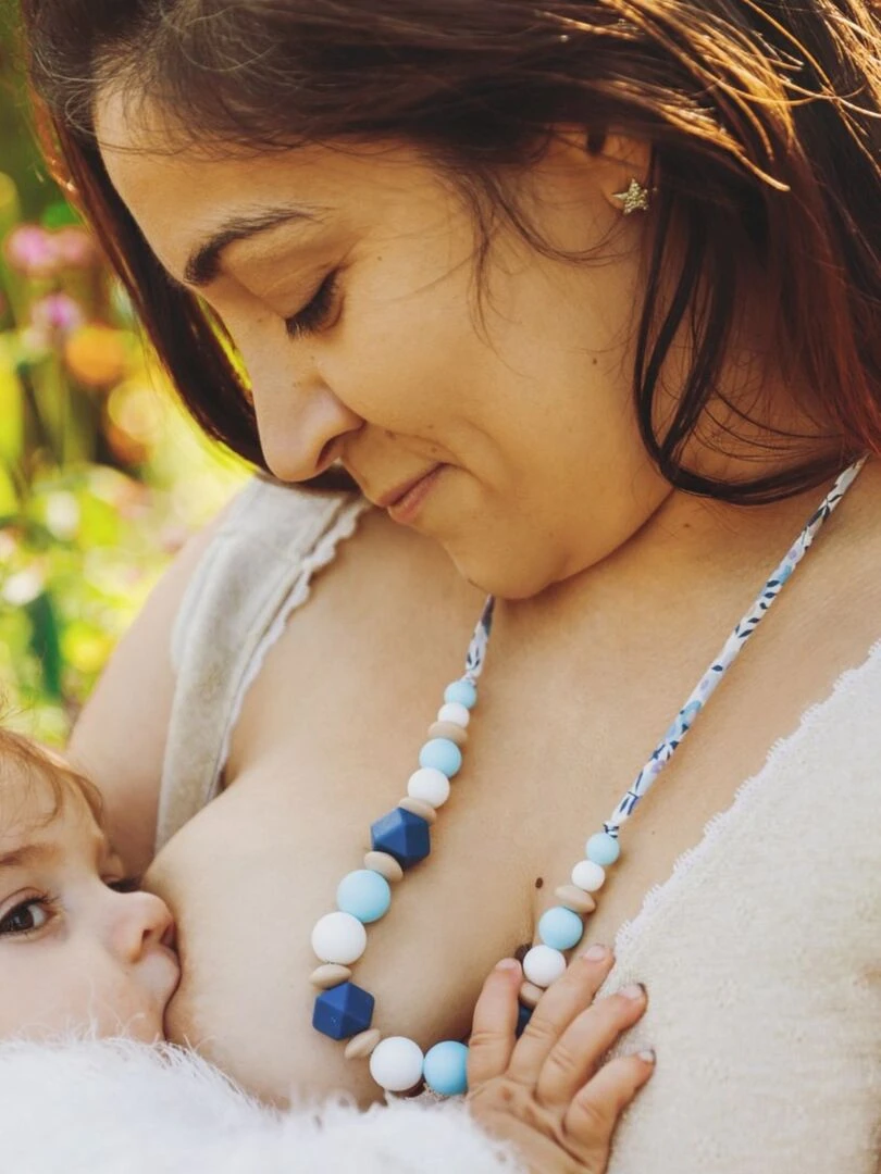 Collier d'allaitement ou de portage silicone 'Lilas' Bleu ciel