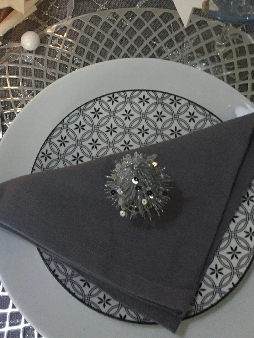 Serviette de table unie et colorée gris anthracite