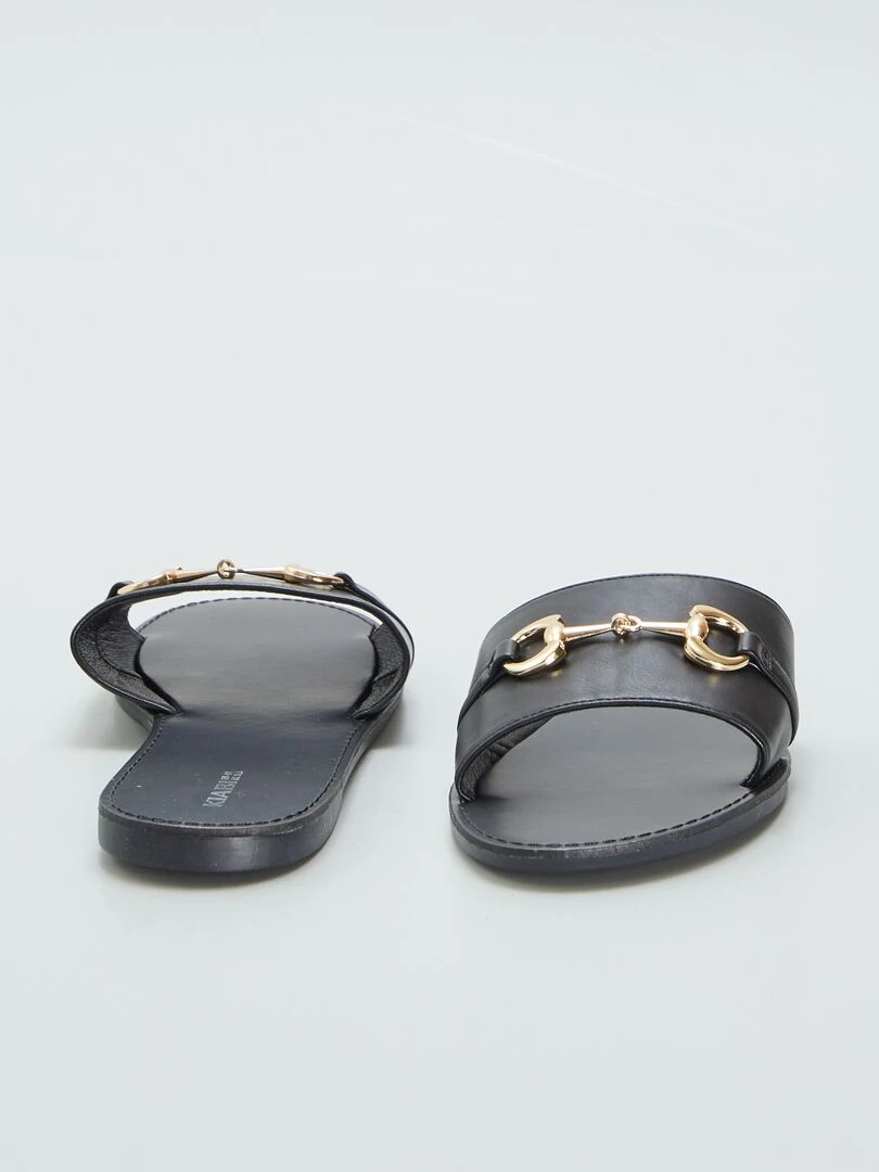 Mules plates avec boucle dorée   Noir