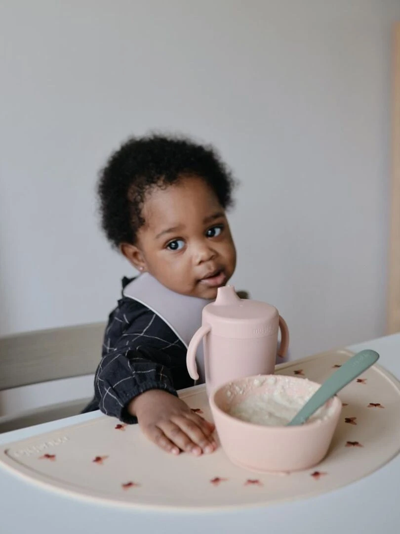 Tasse à boire Mushie Blush Mushie Rouge