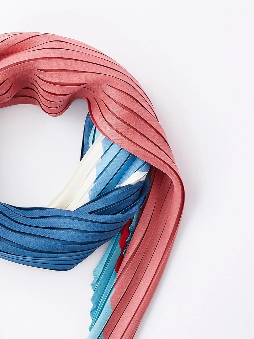 Foulard carré plissé  satiné   Damart   Bleu
