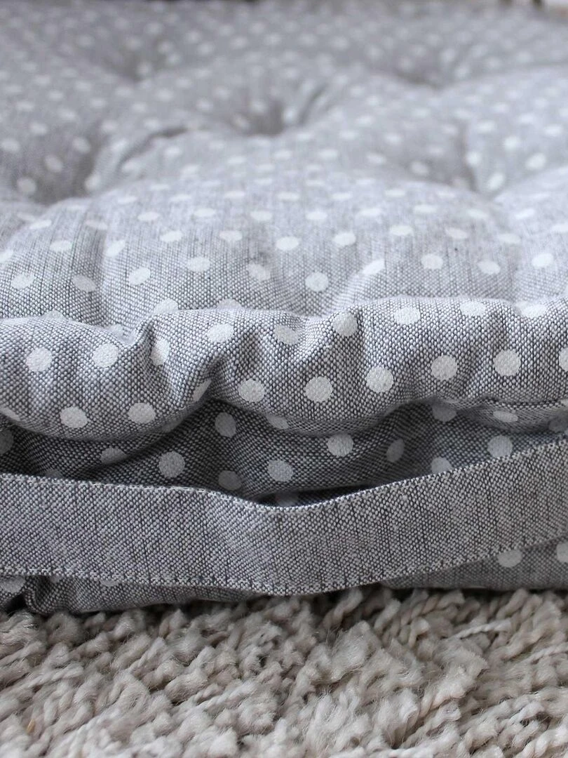 Coussin de sol esprit romantique   Gris clair