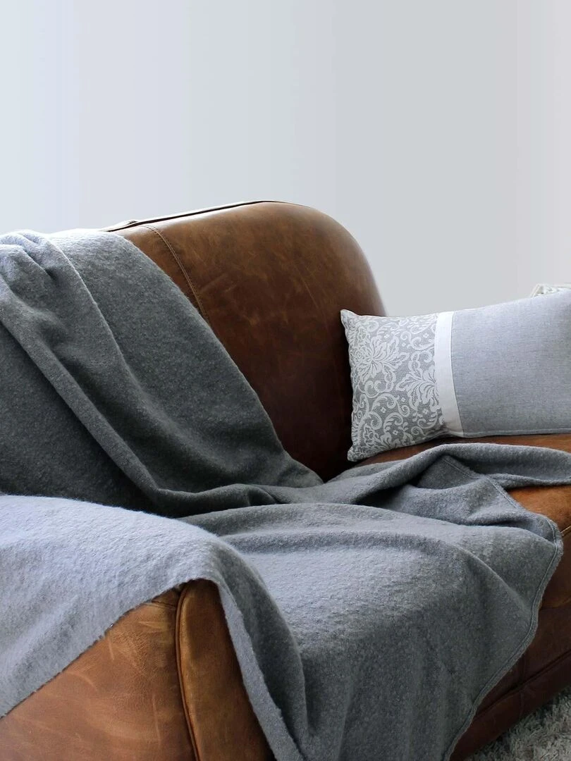 Plaid à pompons aspect mohair   Gris clair