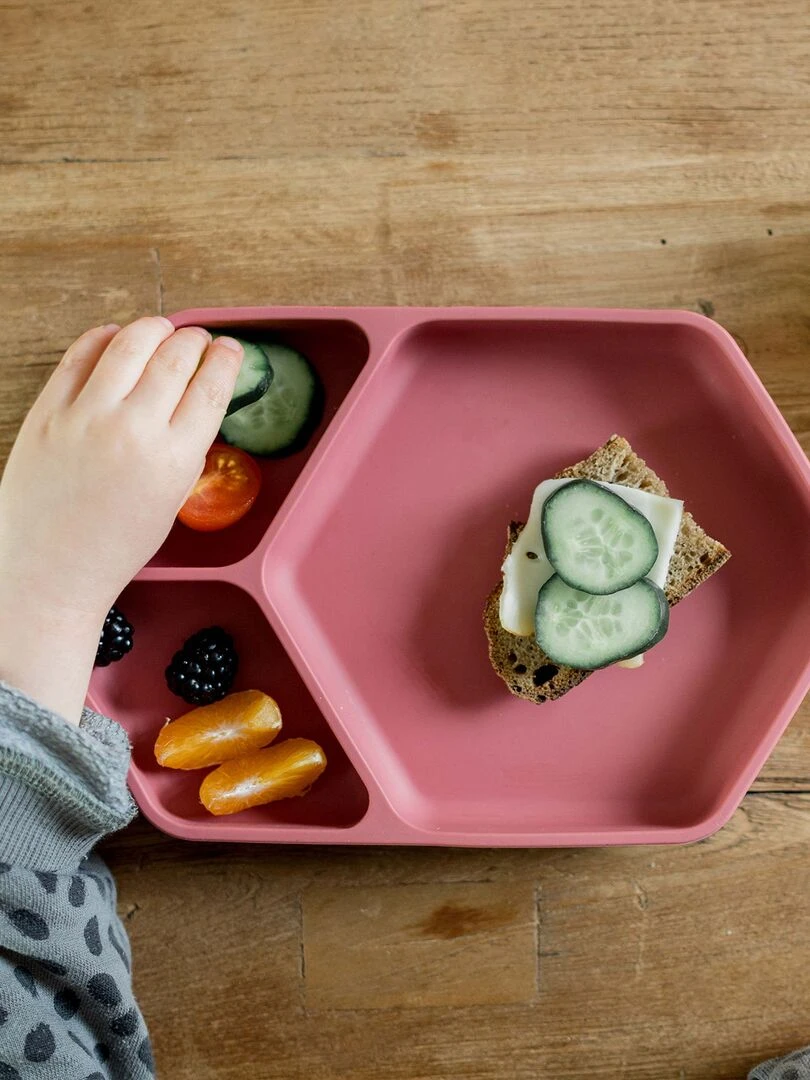 Assiette ventouse carré en silicone   Rose rouge