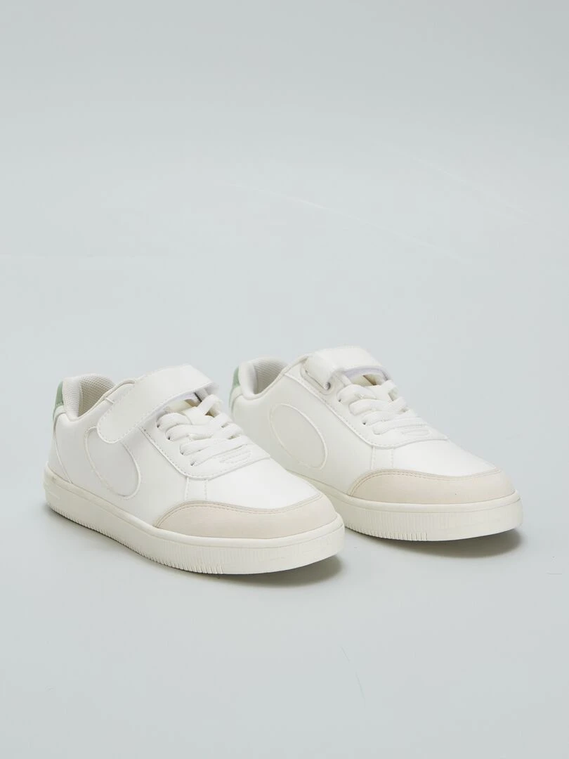 Baskets basses avec scratch et lacets blanc