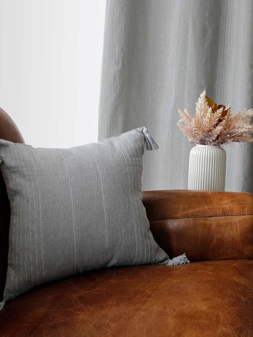 Coussin coton recyclé et pompons   Gris clair