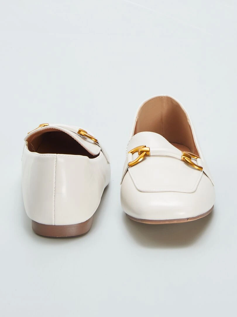 Mocassins avec brides dorées   blanc