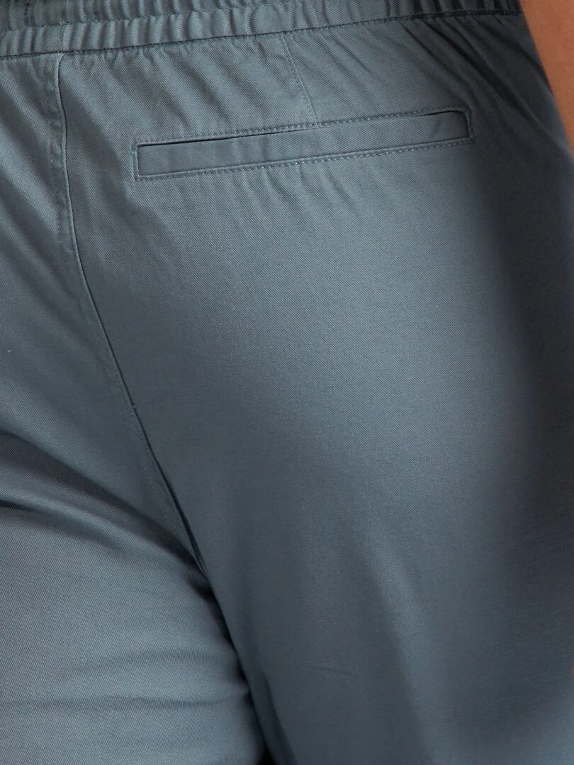 Pantalon chino à taille élastiquée   Gris