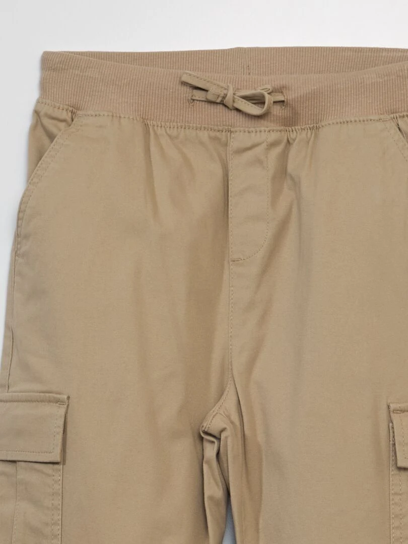 Pantalon avec poches à rabats   Coupe + confortable   Beige