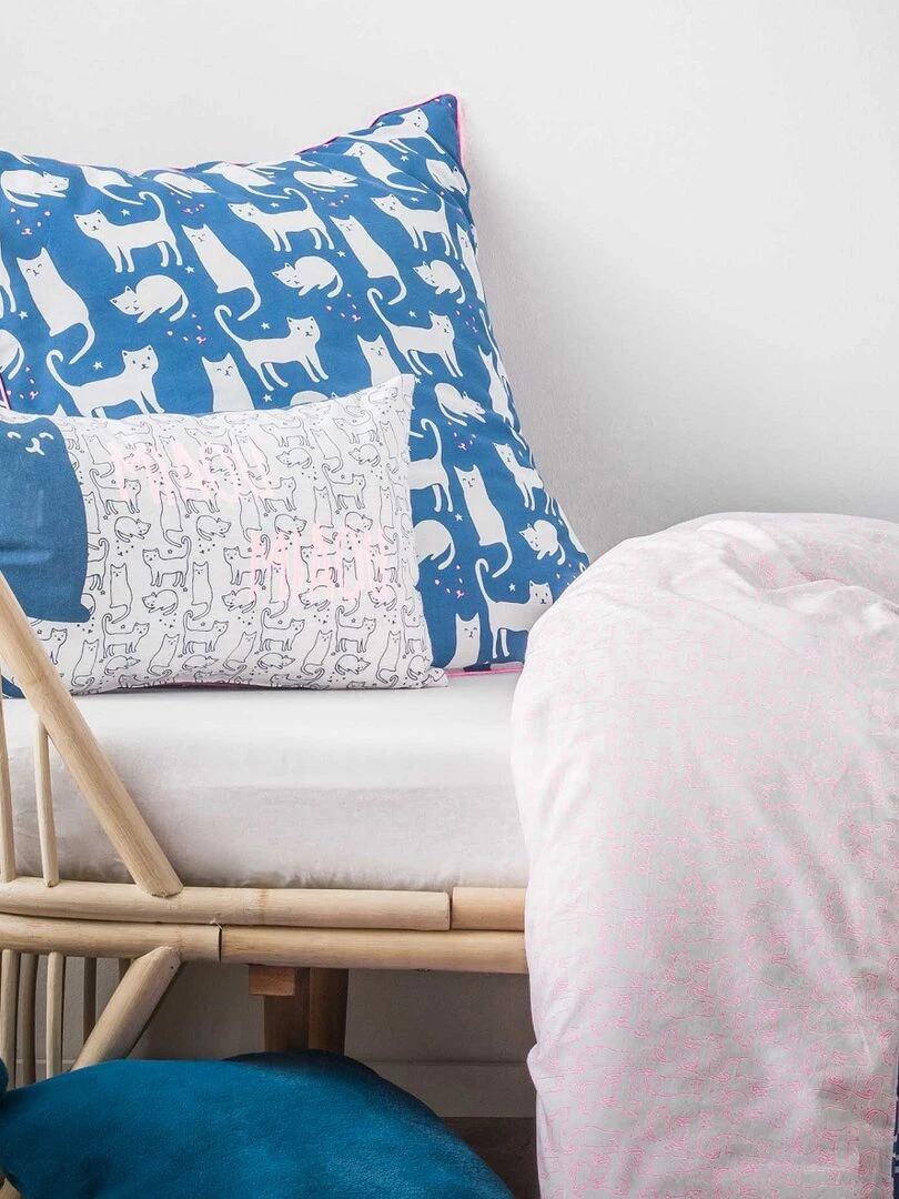 Future Home   Coussin coton blanc et bleu avec chat 30x50cm   Blanc