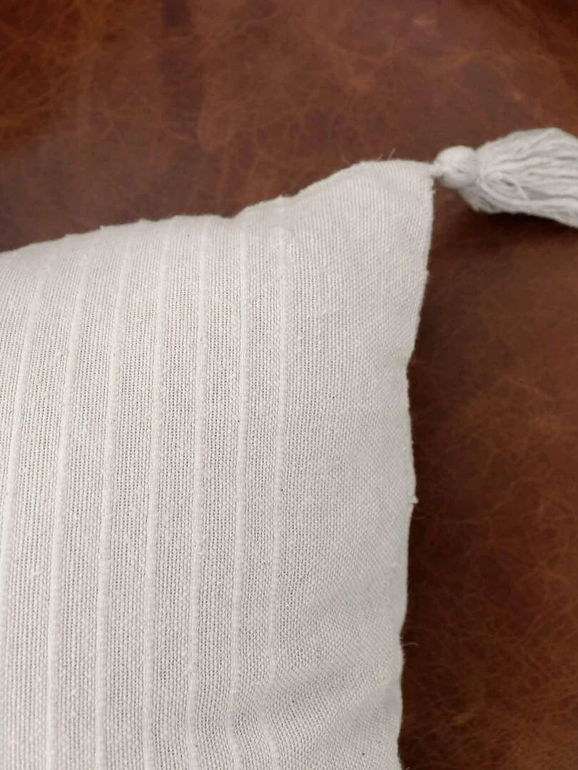 Coussin coton recyclé et pompons Beige