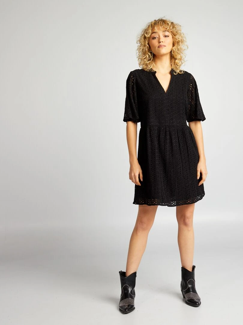 Robe courte cintrée en broderie anglaise noir