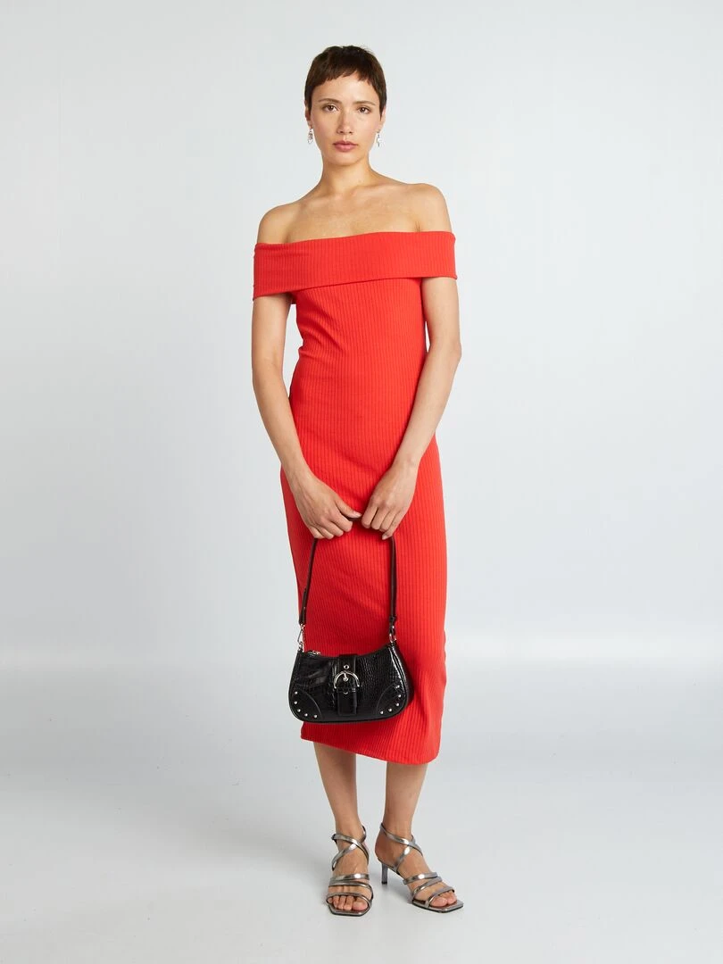 Robe moulante en maille côtelée et col bardot rouge