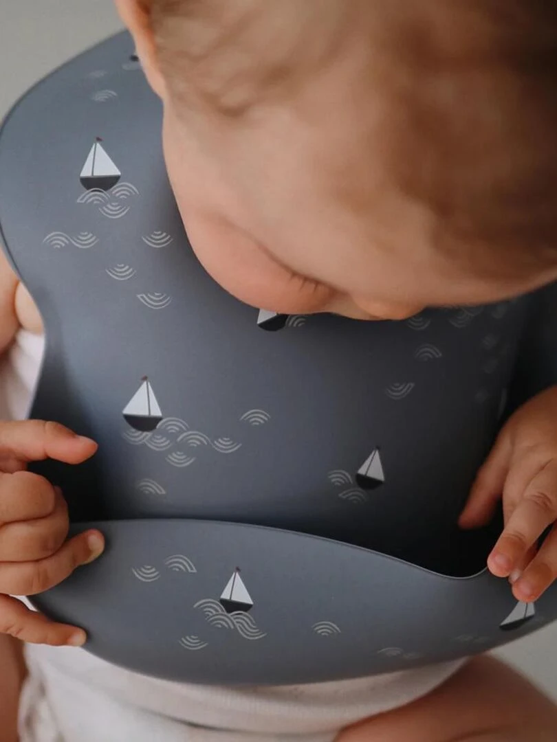 Bavoir silicone Mushie Bateaux Mushie Bleu