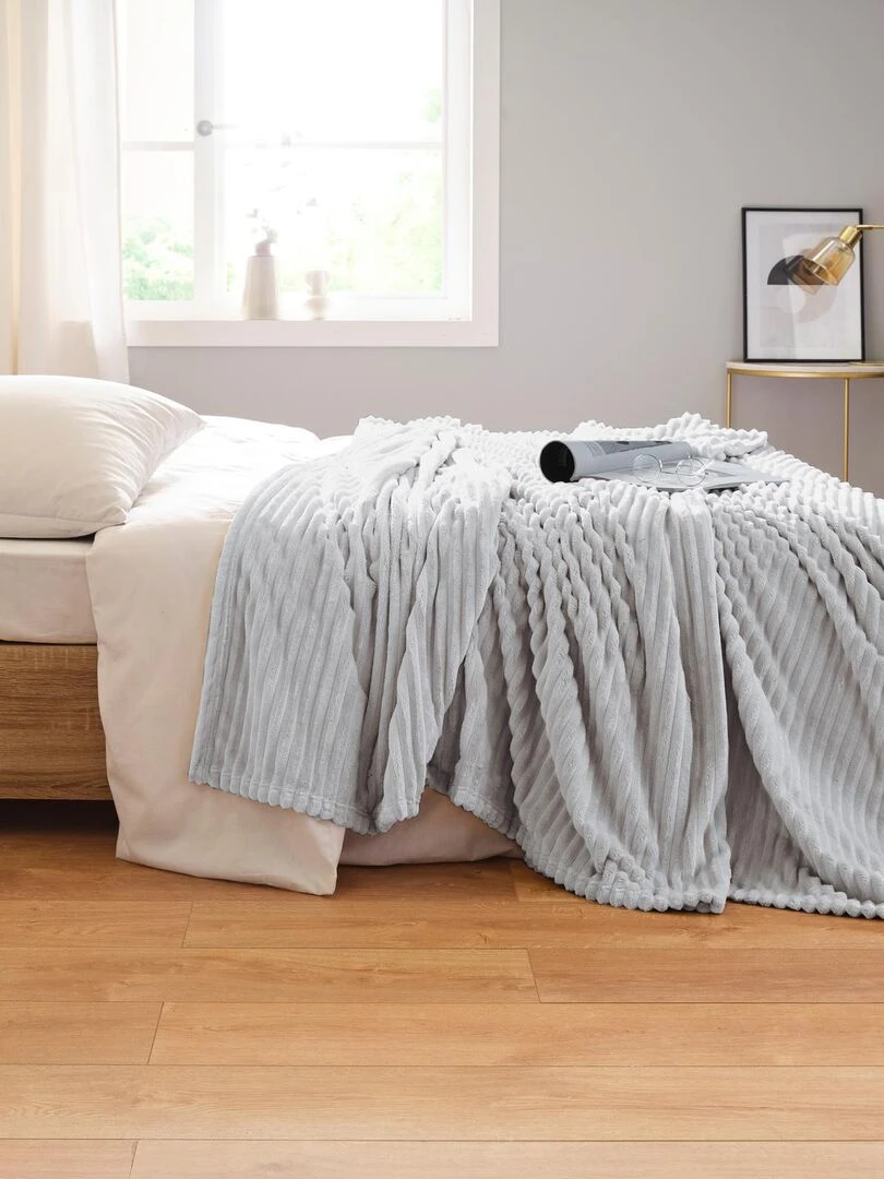 Plaid polaire       Effet côtelé en 3D   Gris clair