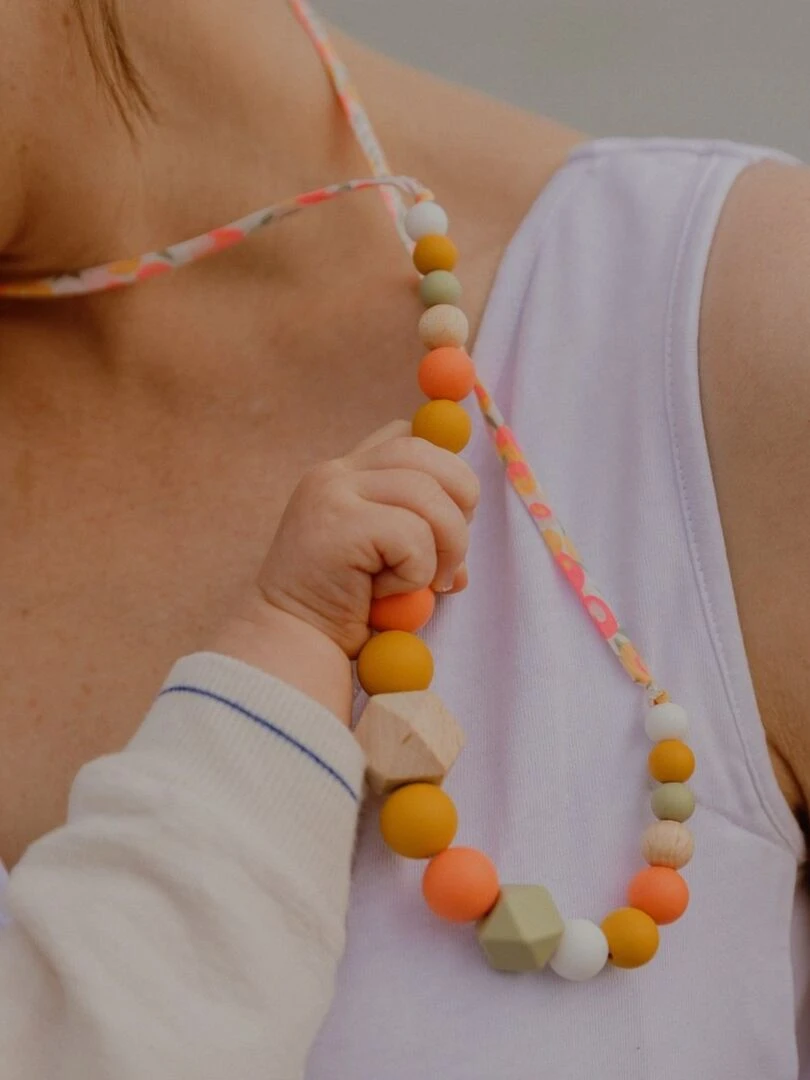 Collier d'allaitement ou de portage silicone et bois 'Sorbet d'été'' Orange corail